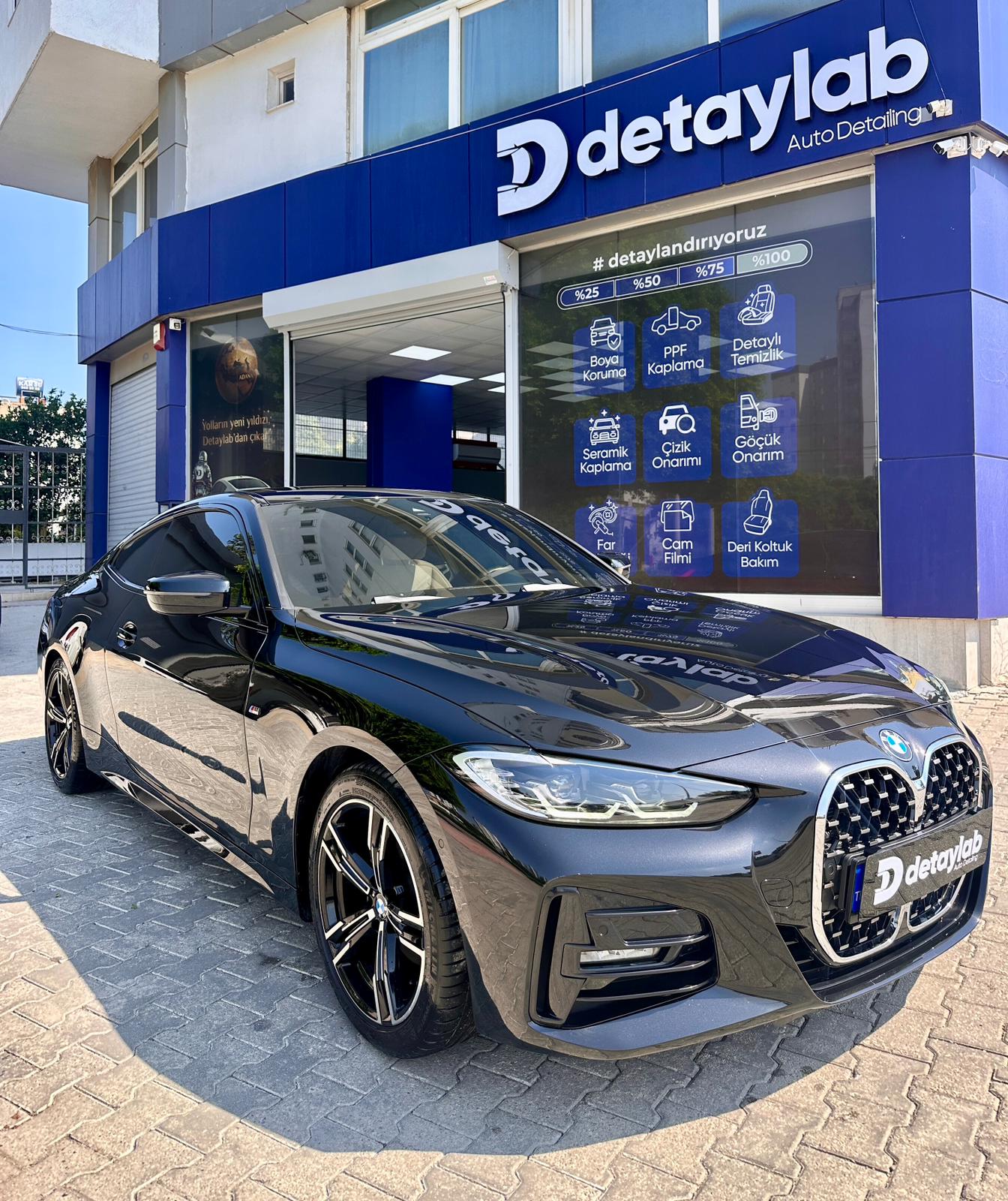 DetayLab mağazası önünde uygulaması tamamlanan BMW